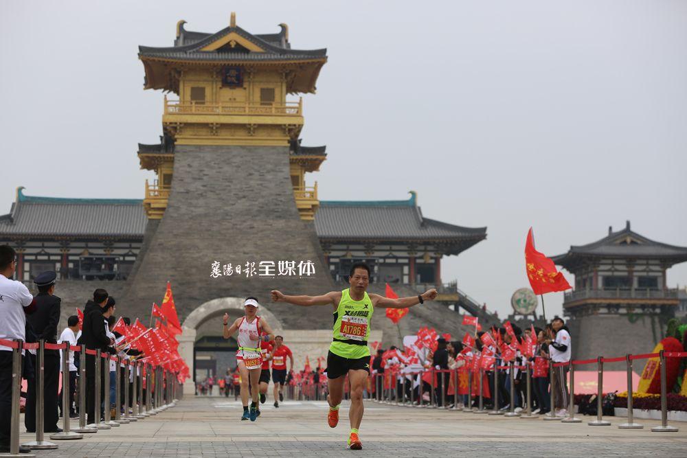 襄阳马拉松奖金多少？跑一场能挣回报名费吗？