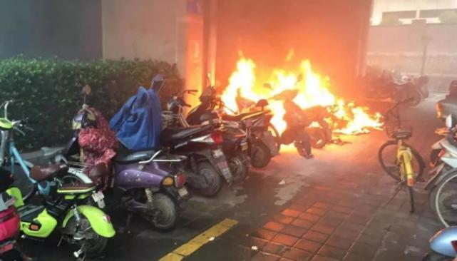 电瓶车自燃,市民帮忙灭火被褒扬,这事儿到底值不值得夸? 电瓶车自燃,市民帮忙灭火被褒扬,这事儿到底值不值得夸?