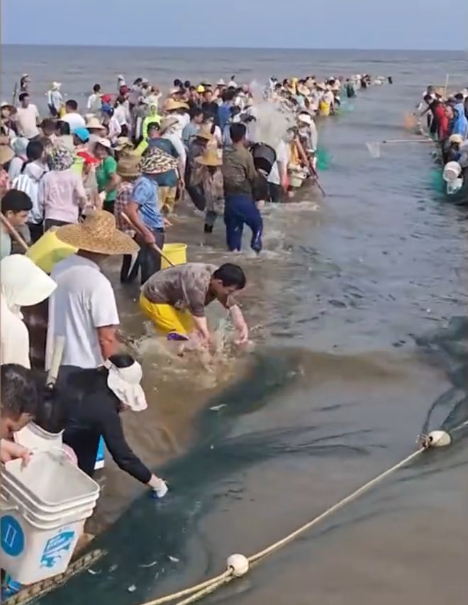 村民围观捕鱼捡漏 渔民泼水驱赶，一场关于生存与尊严的街头剧场